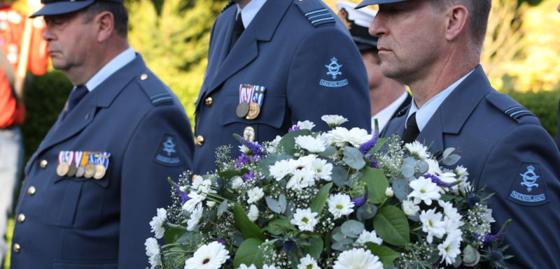 Dodenherdenking Makkum, bloemen en kransen worden gelegd bij het monument in de Buren en op de begraafplaats bij de Doniakerk.